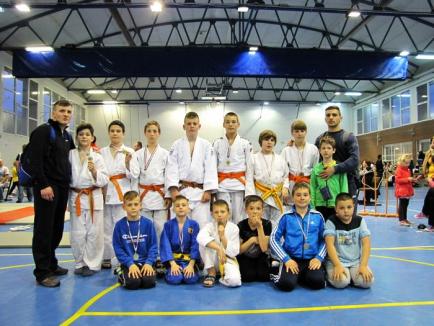 Cei mai mici judoka orădeni, remarcaţi la concursul internaţional "Xixo Nyuszi Cup"